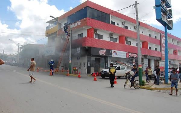 Incêndio atinge galerias comerciais em Euclides da Cunha