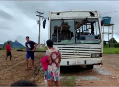  GUARATINGA-BA: PAIS E ALUNOS QUEBRAM ÔNIBUS EM PROTESTO CONTRA CONDIÇÕES DE VEÍCULO