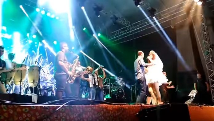 Prefeito é processado por subir em palco e dançar com Solange Almeida no interior da Bahia