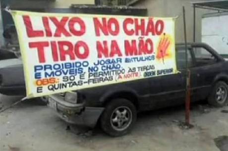 Traficantes colocam faixa e ameaçam atirar em moradores que jogarem lixo na rua