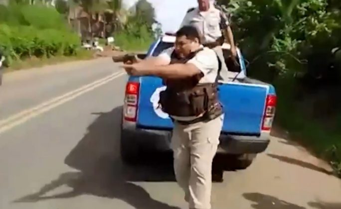 PM saca arma e atira em caminhoneiro durante protesto na Bahia