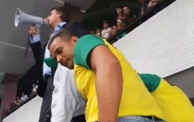 Na Bahia, Bolsonaro chuta pixuleco de Lula preso e faz discurso no aeroporto