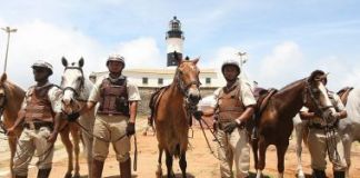 PARA ECONOMIZAR GASOLINA, PM INICIA RONDAS COM CAVALOS, DRONES E BICICLETAS EM SALVADOR-BA