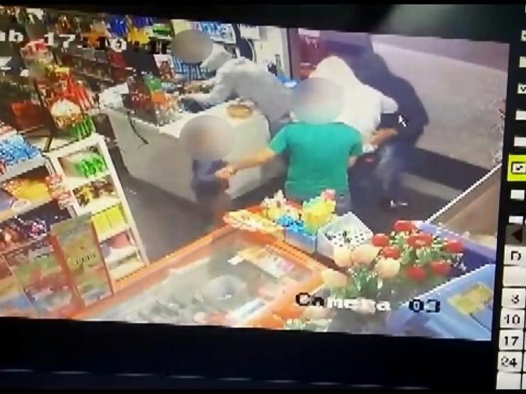 PARA PROTEGER PAI DURANTE ASSALTO, CRIANÇA CHUTA E BATE EM LADRÃO; VEJA O VÍDEO
