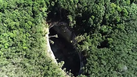  BAHIA: CRATERA GIGANTE COM QUASE 50 METROS DE PROFUNDIDADE SURGE PERTO DE VILA E PREOCUPA MORADORES
