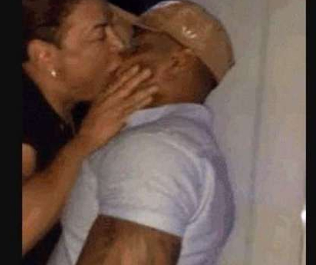 David Brazil é flagrado beijando pagodeiro famoso e imagem viraliza