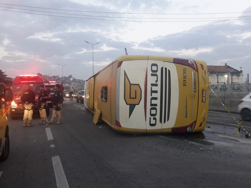 Ônibus da Gontijo que saiu de Medeiros Neto tomba na BR-101