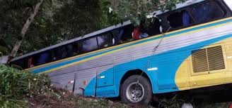 ÔNIBUS QUE TRANSPORTAVA SACOLEIROS CAI EM RIBANCEIRA NO INTERIOR DA BAHIA E DEIXA TRÊS VÍTIMAS FATAIS