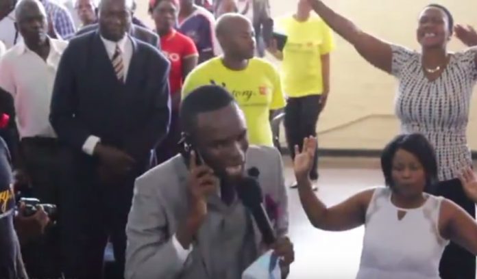“Alô. É do céu?”, pastor “conversa” com Deus pelo celular e levanta polêmica na internet