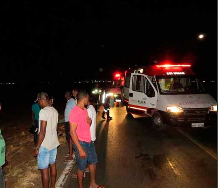 Batida entre moto e caminhonete deixa duas vítimas fatais no interior da Bahia