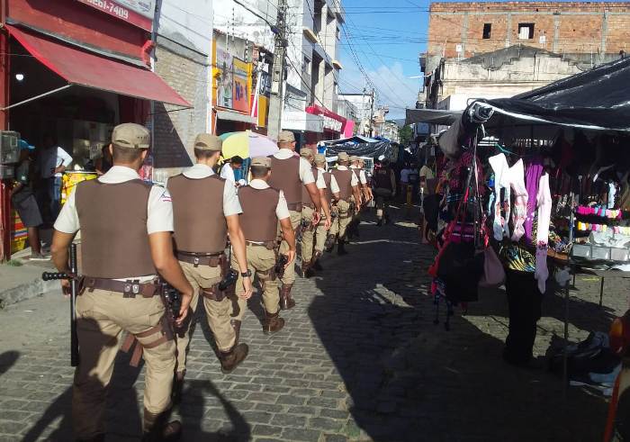 Alunos a soldados prendem traficante na feira livre de Serrinha