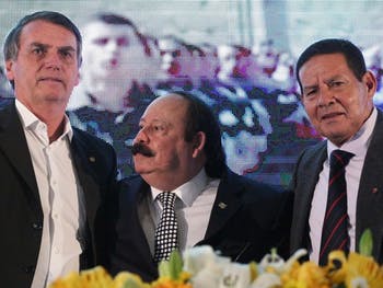  Bolsonaro anuncia general Hamilton Mourão como vice General foi a 4ª opção do candidato do PSL e causou polêmica ao elogiar um coronel acusado de tortura e sugerir uma intervenção militar no Brasil. 