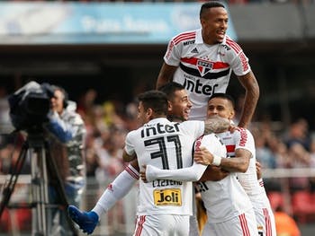 São Paulo vence Vasco e vira líder do Brasileiro pela 1ª vez após 3 anos 