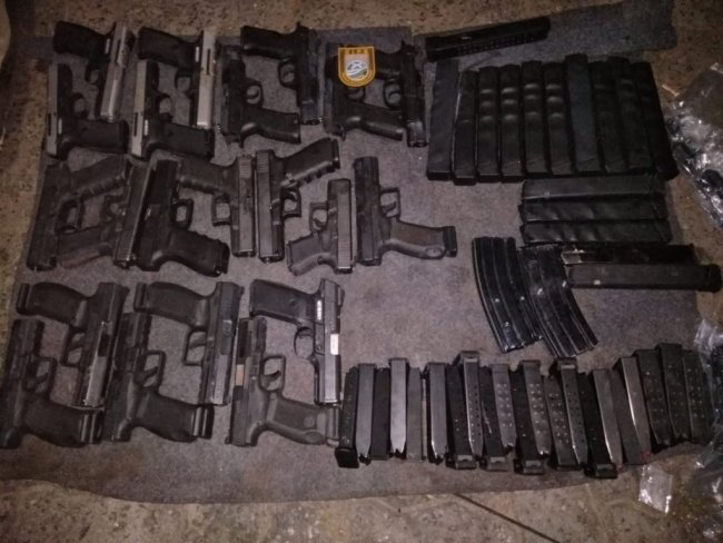 Bahia/PF e PM apreendem 21 pistolas escondidas em tanque de combustível