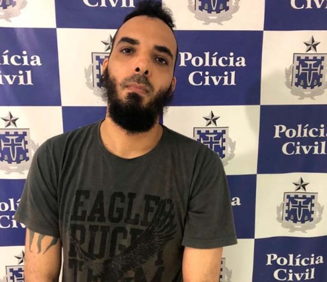 Homem é preso após ser flagrado se masturbando enquanto observava adolescentes em casa vizinha
