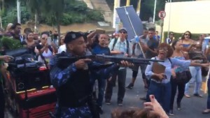 Professores de Salvador são agredidos por Guarda Municipal. Prefeito ACM Neto ignora manifestação e diz que só tem conversa se a greve acabar.