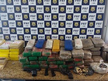 Homens são presos com 80 kg de drogas e armas da polícia argentina na Bahia 