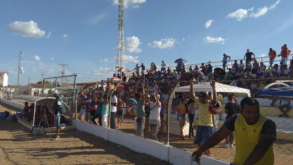 TORCIDA DE CANUDOS LOTA ESTADIO DE UAUÁ PARA ACOMPANHAR A ESTREIA DA SELEÇÃO CANUDENSE NO CAMPEONATO INTERMUNICIPAL.