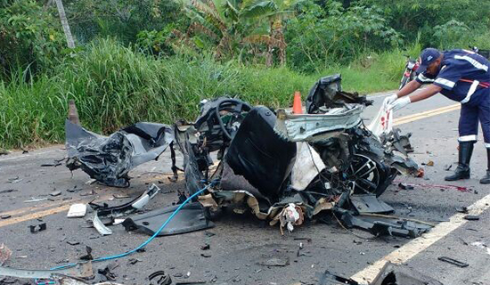 Quatro morrem após colisão entre carro e caminhão de gasolina no interior da Bahia