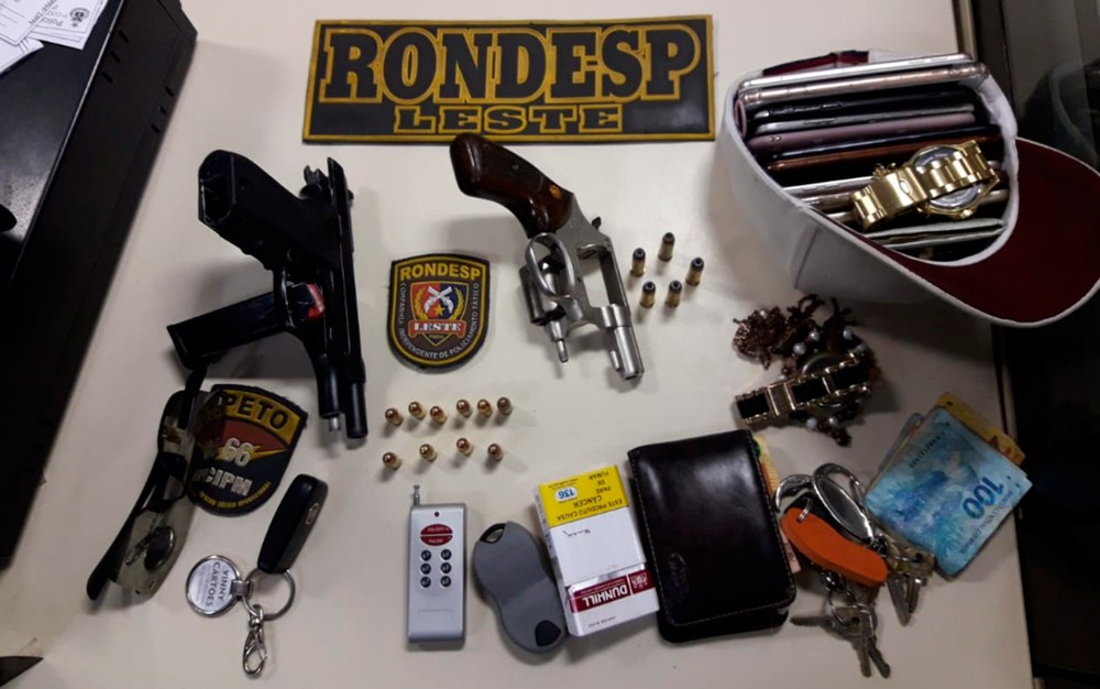 Nove pessoas são presas e adolescente é apreendida com armas dentro de motel em Feira de Santana