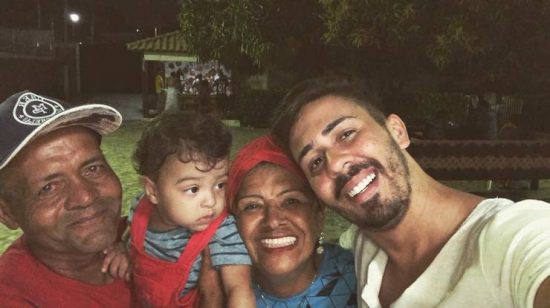 Após processar mãe biológica, humorista compra casa de praia pra mãe que o adotou