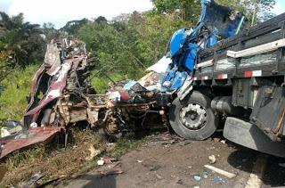 Dois caminhões batem de frente e motoristas morrem na BR-101