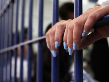 Mulher é presa na Bahia por suspeita de matar e enterrar filho de um mês embaixo de árvore