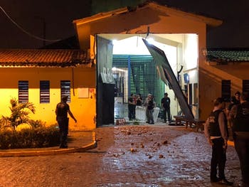 Mais de 100 detentos fogem de presídio de segurança máxima em João Pessoa