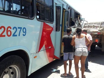 Passageira joga bebê para missionário instantes antes de acidente em ônibus e salva criança