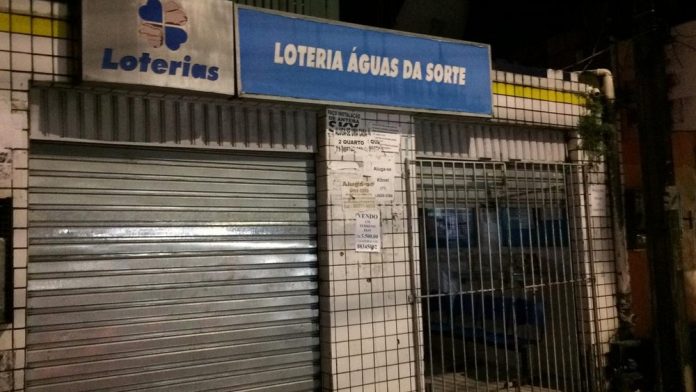 Suspeito tomba e outras 4 pessoas ficam feridas em troca de tiros em ataque a carro-forte na Bahia