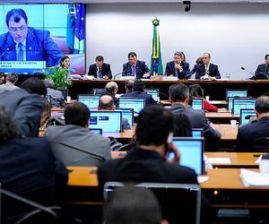 Comissão aprova orçamento de R$ 3,7 trilhões e salário mínimo de R$ 945,80