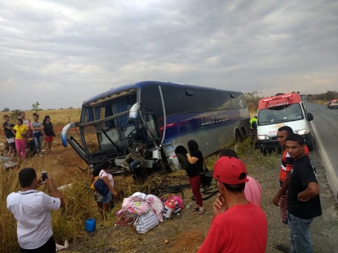 Ônibus que seguia de SP para a Bahia bate no fundo de carreta em Minas