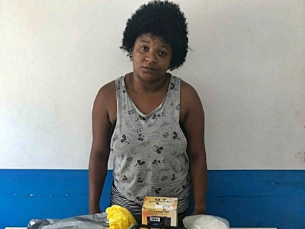 Feira de Santana: Mulher é presa acusada de tráfico de drogas no bairro Baraúnas