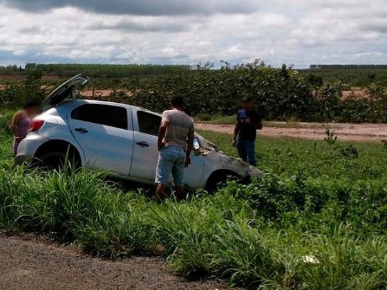 Ao tentar beber água quando dirigia, homem perde controle do carro e morre