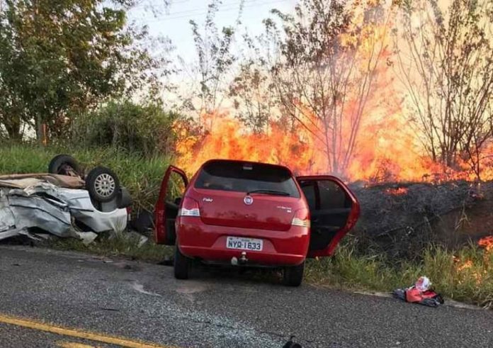 Avó e neto de 10 anos morrem após carros pegarem fogo depois de colisão no interior da Bahia