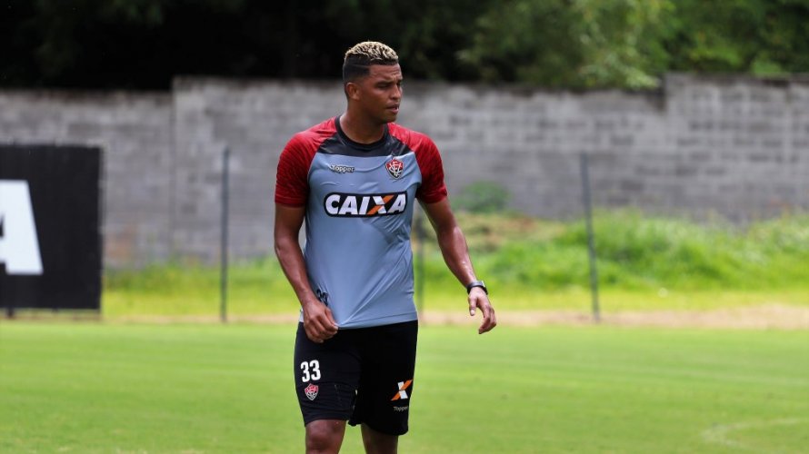 Aderllan quer foco total do Vitória para bater o Corinthians no Barradão