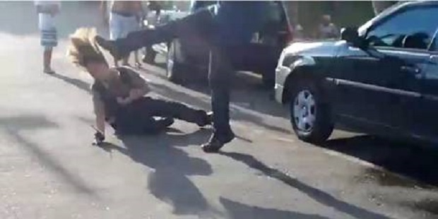 Homem é detido após espancar delegada e agredir guarda que tentou conter violência; assista