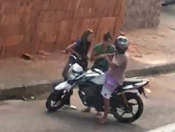 Feira de Santana: Sem outros pertences para roubar, assaltante arranca aliança de vítima com a boca