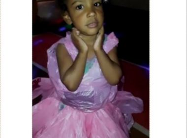 Pai faz vestido de princesa com sacolas para que ela não deixasse de ir à festa na escola