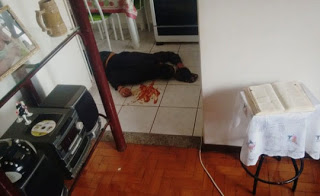  Com ketchup, suspeito encena própria morte nas redes sociais para escapar da polícia