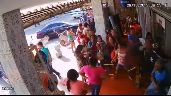 Vídeo: criminosos armados provocam pânico e tocam o terror durante assalto no interior da Bahia