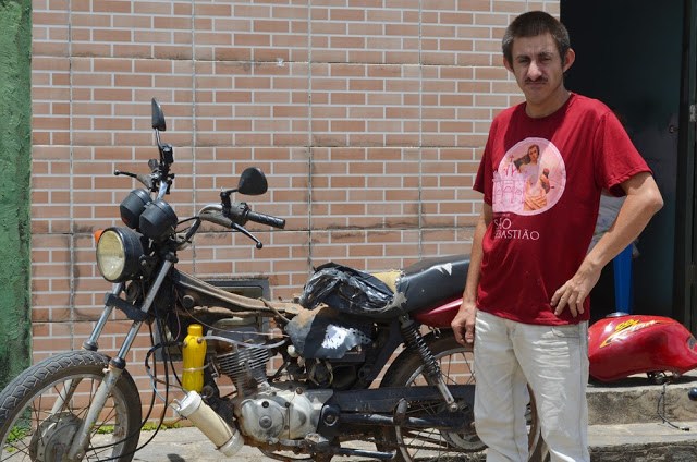 Nordestino que não sabe ler nem escrever cria moto movida a água