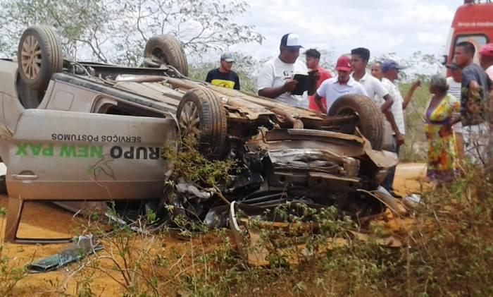 Motorista de carro funerário ‘surta’ ao chegar em cemitério, foge com caixão em alta velocidade e provoca acidente na Bahia