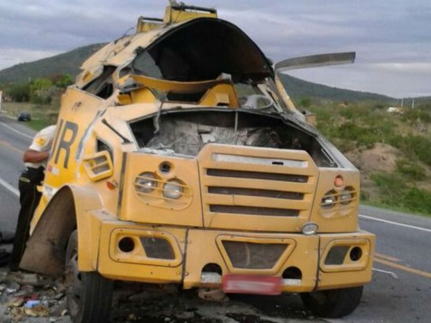 Grupo ataca carro-forte e explode veículo em trecho da BR-116, na Bahia