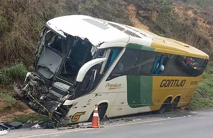 MOTORISTA MORRE APÓS ÔNIBUS DA GONTIJO BATER NO FUNDO DE UMA CARRETA EM MINAS GERAIS