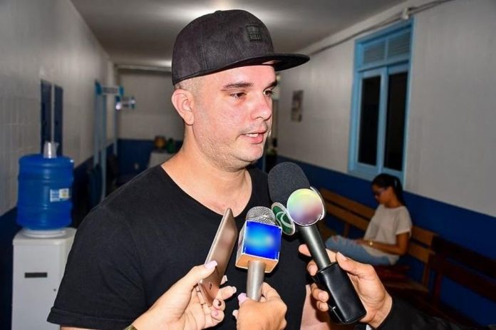 Em despedida, médico diz que ganhava salário de R$ 300 em Cuba