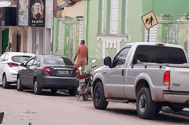 HOMEM SURTA, TIRA A ROUPA E ANDA NU PELAS RUAS DE IPIRÁ-BA