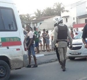  Idosa de 64 anos é assassinada e criança é baleada dentro de Van em Feira de Santana
