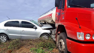  Caminhão invade contramão, bate em carro e deixa um morto e quatro feridos entre Coité e Riachão
