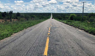 Pai e filho ficam feridos em acidente com moto na BA-120